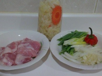 step1: 主要<span class="group_1">食材</span>:先降松阪豬切片，蒜仁切細末，洋蔥切絲，辣椒切末，青蔥切斜段