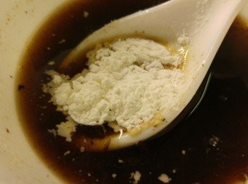 step2: 準備<span class="group_2">黑蒜醬</span>:將黑蒜切細粒加入其他材料攪勻備用。(未落生粉前可試味,覺得味道適合自己可加生粉攪混)