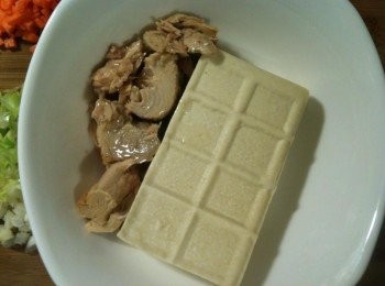 step2: 取出一容器，將鮪魚肉和板豆腐放入。