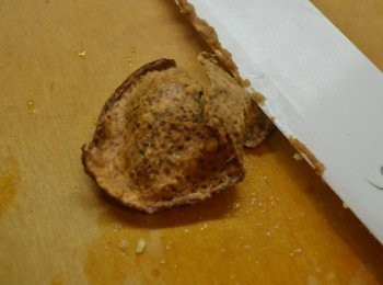 step1: 乾陳皮泡水至軟化，然後用刀刮去白色的瓤，並切成細絲。