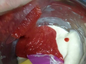 step7: 加入士多啤梨蓉攪拌均匀，放涼至与體温差不多的溫度。