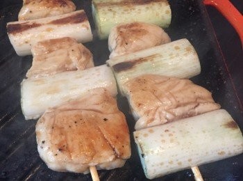 step4: 燒熱平底鍋或坑紋Grill Pan（如用Grill Pan則燒熱後用掃薄薄的在鍋內掃一層油）。分批放入已準備好的串燒，燒至兩面都轉色後拿起放在金屬盤中，用掃掃上一層<span class="group_2">照燒汁</span>。