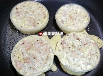 step5: 底部煎到焦黃色時，如果蛋液未凝固，加少許水，蓋鍋蓋，利用水氣加速蛋凝固。