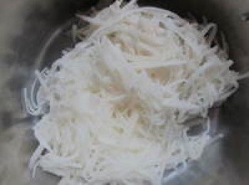 step1: 馬鈴薯刨成絲,用水沖一下去除澱粉,口感會較爽脆