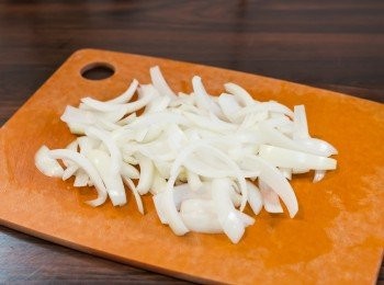 step4: 把洋蔥去皮切條備用。