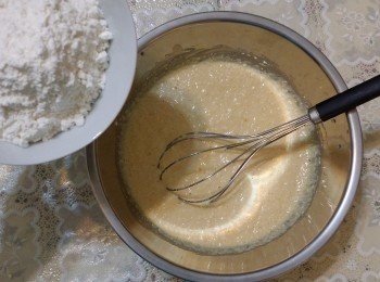 step3: 【打發蛋白】蛋白打至粗泡後分2-3次加入細砂糖，打成尾端稍微彎曲的蛋白霜（介於濕性發泡與乾性發泡之間）。