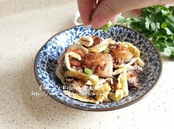 step14: 最後將蘿蔔糕粒放入碟內 , 再放上蛋絲及灑上蔥粒 , 放上芫茜碟裝飾即可