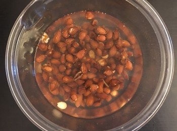 step1: 將杏仁浸水約六小時。