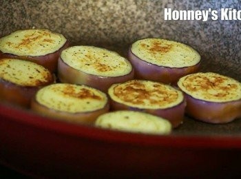 step4: 下油熱鍋, 將茄子兩面煎至金黃, 下少許鹽調味, 盛起在碟上