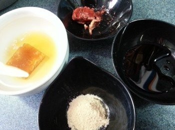 step3: 預備好所有調味料,片糖浸於食用開水中待溶解,(作用是縮短煮時間)