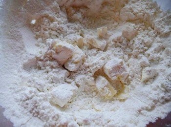 step2: *無鹽奶油切小塊倒在粉料上。