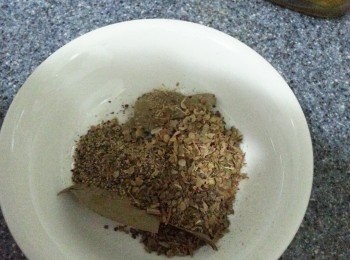 step6: 加入<span class="group_3">香料</span>、茄膏、茄汁及糖，拌勻，待蕃茄溶化後加入1茶匙鹽，試味後依喜好增加咸度。