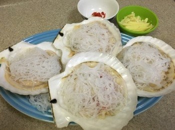 step2: 將粉絲剪開, 將一部份粉絲鋪在碟上 吸收汁料 也很美味