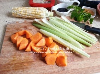 step1: 甘旬去皮切件 , 粟米去皮去鬚留起 , 粟米皮洗淨撕成幼條