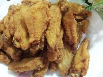 step6: 燒熱後即可加入雞翅炸至香脆