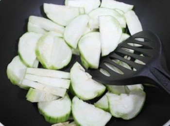 step2: 將去皮切成塊狀的絲瓜倒入輕輕拌炒~~