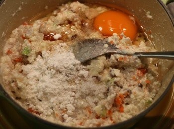 step4: 接著放入所有調味料，打入一只蛋和加入3大匙生粉拌勻成豆腐漿。（若太濕，可酌量再加少許生粉。）