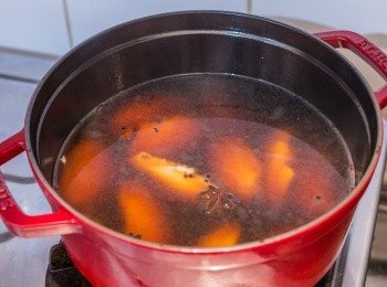 step7: 關火後下<a href="https://bit.ly/3zHU5V3" target="_blank" data-keyword="雞翼" class="guide-link"><strong>雞翼</strong></a> <span style="display:inline-block;vertical-align:middle;margin-top:-3px;color:initial;border-radius:3px;padding:2px 3px;font-size:12px;line-height:14px;background:#87d300;color:#fff;">即買</span> 和麻油，蓋著靜置 10 分鐘。