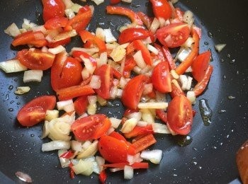 step10: 加洋蔥粒、紅椒粒和車喱茄，再炒五分鐘，至軟身。