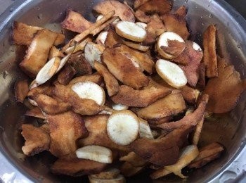 step1: 先將土伏苓、牛大力、粉葛、赤小豆、扁豆、蜜棗洗淨備用