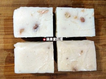 step1: 蘿蔔糕對切，成4等份。