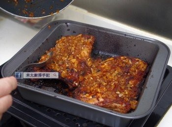 step4: 豬肋排出爐，在上面塗上煮好的汁，再放入焗爐以180度焗5分鐘，完成。