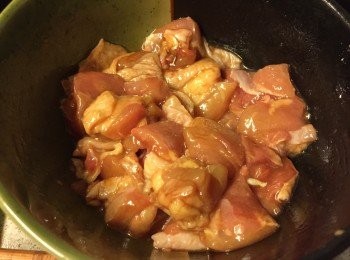 step1: <a href="https://bit.ly/2ZxapeY" target="_blank" data-keyword="雞扒" class="guide-link"><strong>雞扒</strong></a> <span style="display:inline-block;vertical-align:middle;margin-top:-3px;color:initial;border-radius:3px;padding:2px 3px;font-size:12px;line-height:14px;background:#87d300;color:#fff;">即買</span> 切粒後用醃料醃15分鐘