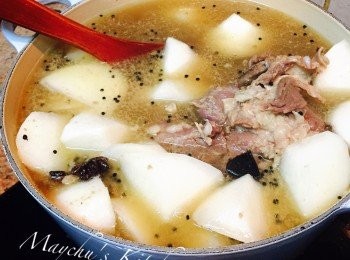 step4: 白蘿蔔削皮，滾刀切件。加進鍋內與牛腩同燜約半小時。關火不要開蓋再焗半小時。