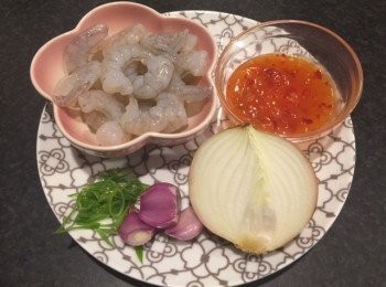 step1: 先將急凍蝦仁浸水快速解凍，大約10分鐘