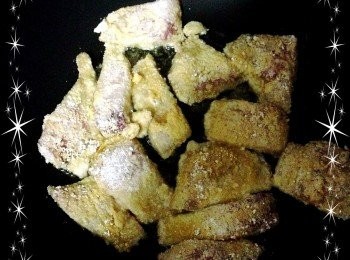 step5: 5.把油倒入鍋中開中火加熱,等油熱後把魚塊放下去炸,油其實可以不用放很多,然後可以半煎半炸.炸的時候火侯不要太大才不會炸到焦掉.魚塊油炸至表面呈現金黃色澤即可撈起.