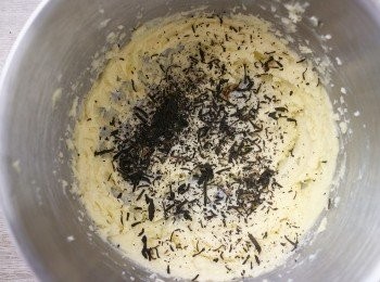 step4: 加入伯爵紅茶，如使用茶葉，記得先弄碎。也可換成自己喜歡的調味茶。