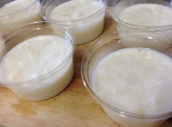 step3: 將杏仁布甸溶液待涼了點便可倒入布甸杯內凝固便可以享用