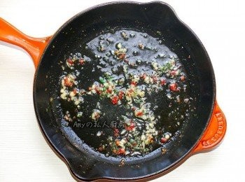 step6: 加入橄欖油熱鍋後再加蒜末爆香。