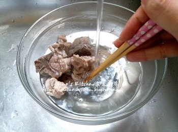 step2: 盛起再沖洗去碎骨 , 倒去水份備用