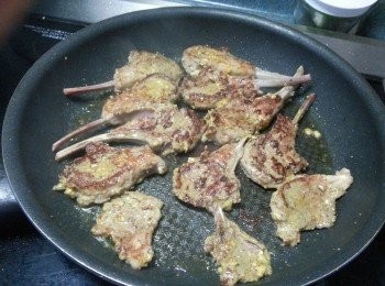 step10: 然後熄火不要取出羊架,待羊架於鑊中降溫,當見到羊架內裡有血水於表面滲出時,再反轉開大火煎一煎即可熄火, 亦不要取出,待羊架在鑊中利用鑊的餘溫將羊架內裡的肉煎熟即可(相等同慢煮原理)(用此方式去煎是會令到羊架內裡肉質嫩滑) 如果想食全熟,此動作可以重復多一次