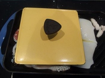 step3: 由於透抽遇熱後會呈現捲曲狀,可用鑄鐵燒烤上蓋壓住透抽,讓透抽完全貼合在烤盤上,亦可使用厚重的烤盤或利用比燒烤盤小一號的鑄鐵鍋直接當上蓋施壓(可放一張錫箔紙或烘焙紙在透抽與鍋底之間)。