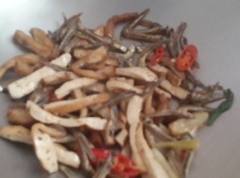 step3: 起油鍋將丁香魚炒香加入胡椒粉拌炒一下,放入豆干加入鹽~少許糖拌炒~最後放入辣椒,蔥,蒜末~煸炒到香味出來即可