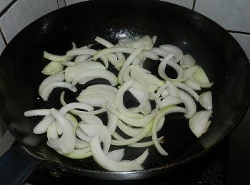 step2: 起一油鍋，下洋蔥絲快炒