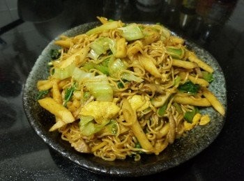 step9: 做法 :

先將腩肉切絲 , 用少少黑椒 , 糖 , 雞粉 , 生粉, 麻油醃 20 分鐘 , 鮮淮山去皮後切條 , 用鹽水汋熟 (約 2 分鐘 ) 備用 , 雞蛋煎熟後切絲備用 , 將即食麵汋熟後隔乾水份 , 用少少麻油撈開備用 .

先爆香蒜頭 , 爆炒腩肉絲至熟透及出香味 , 再放入鮮淮山輕炒 , 加入半碗水 , 老抽 , 雞粉 , 糖 , 辣椒醬 , 將即食麵回鑊 , 再將生菜 , 蛋絲 , 蔥段放入 , 炒至全部上色 , 一個人的晚餐 , 完成 .