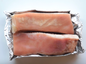 step6: 用鋁箔紙把豬肉包起來，露出皮的部分不要包起來