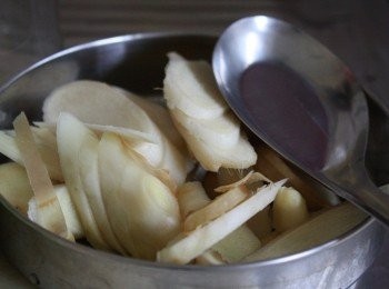 step3: 再將嫩薑也一塊切片準備好，和一罐裝置糖封嫩醬檸檬的
密封罐，可以到大創39商品店購買或是食品原料用具超市
、菜市場等地方購買。