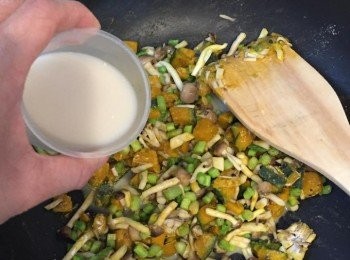 step2: 加200ml 燕麥奶慢煮成忌廉狀。濃稠度自己調整，加入鹽、糖、香草調味。備用。