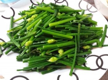 step2: 將韮菜花灼半熟，盛起，備用。