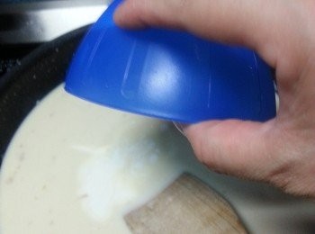 step14: 熄火後才倒入忌廉拌勻(要熄火才倒忌廉作用是令到白汁更白而不會受熱變黃)