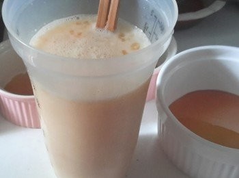 step3: 將牛奶微微煮熱，與蛋，糖及雲尼拿香油微底拌勻。將蛋液過篩，倒入有焦糖的烤模內