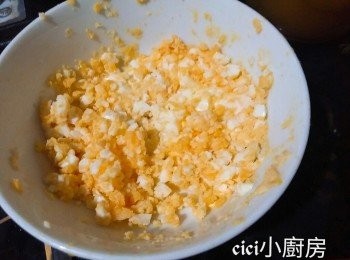 step4: 雞蛋用沸水，灼約5分鐘，盛起，放在凍水冷卻，脫去外殼，用叉壓碎，備用。