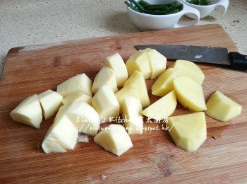 step4: 薯仔去皮切件備用