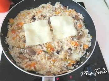 step4: 掀鍋蓋加入牛奶與起司片再繼續悶10分鐘