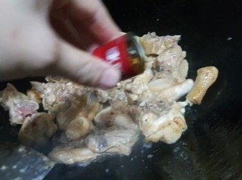 step6: 原鍋加熱，再倒入1湯匙刀嘜金裝橄欖花生油油煮熱，加入雞件煎至金黄色，反面再煎另一面金黄色，沿鑊邊灒紹興酒炒勻