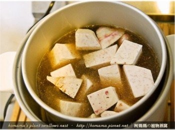 step6: 電鍋跳起後，放入芋頭塊，並添加鹽巴，用1米量杯的水再煮一次即可！